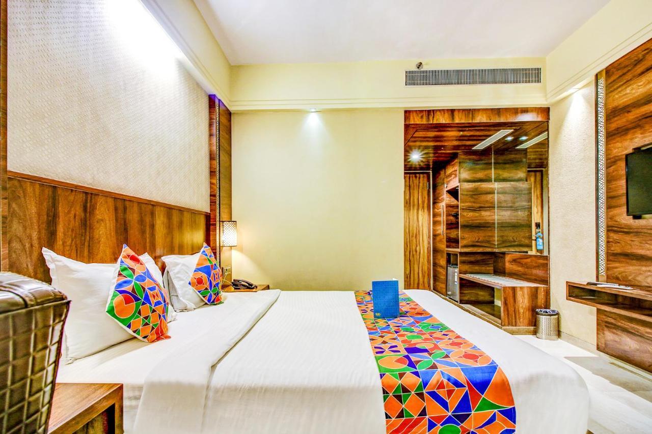 Hotel Crawford Inn Мумбай Екстериор снимка