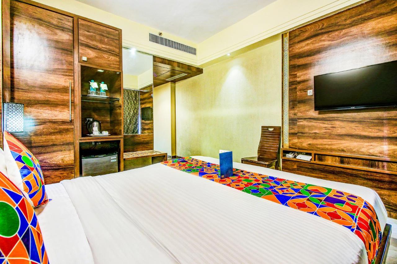 Hotel Crawford Inn Мумбай Екстериор снимка