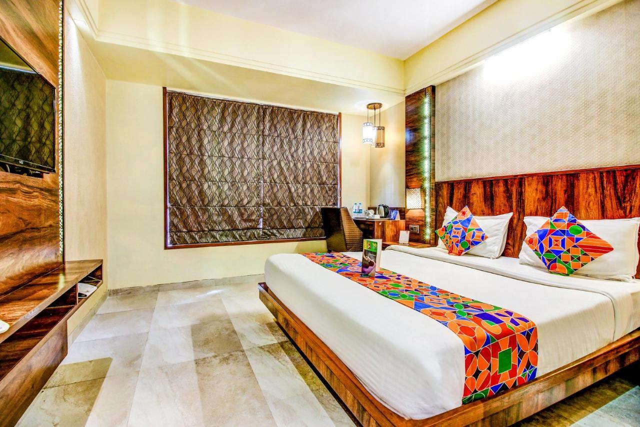 Hotel Crawford Inn Мумбай Екстериор снимка