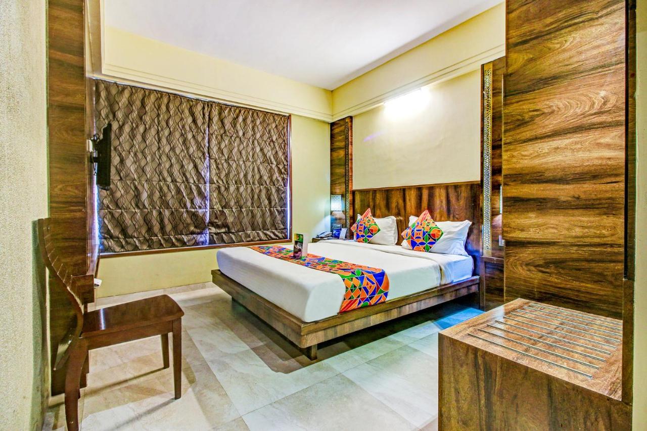 Hotel Crawford Inn Мумбай Екстериор снимка