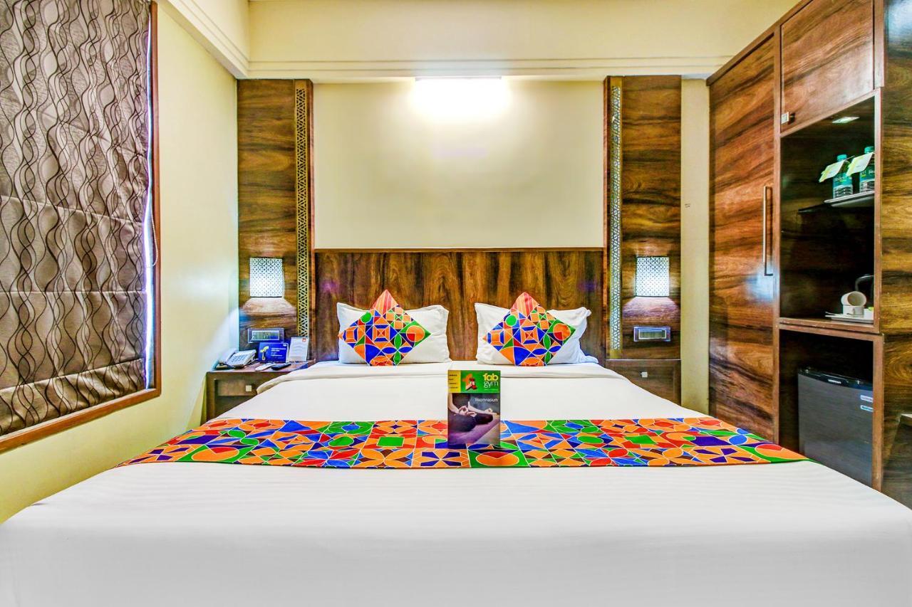 Hotel Crawford Inn Мумбай Екстериор снимка