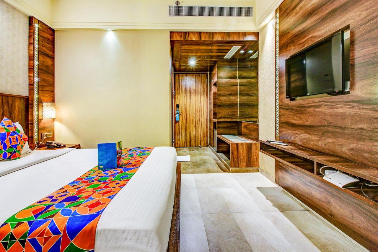 Hotel Crawford Inn Мумбай Екстериор снимка