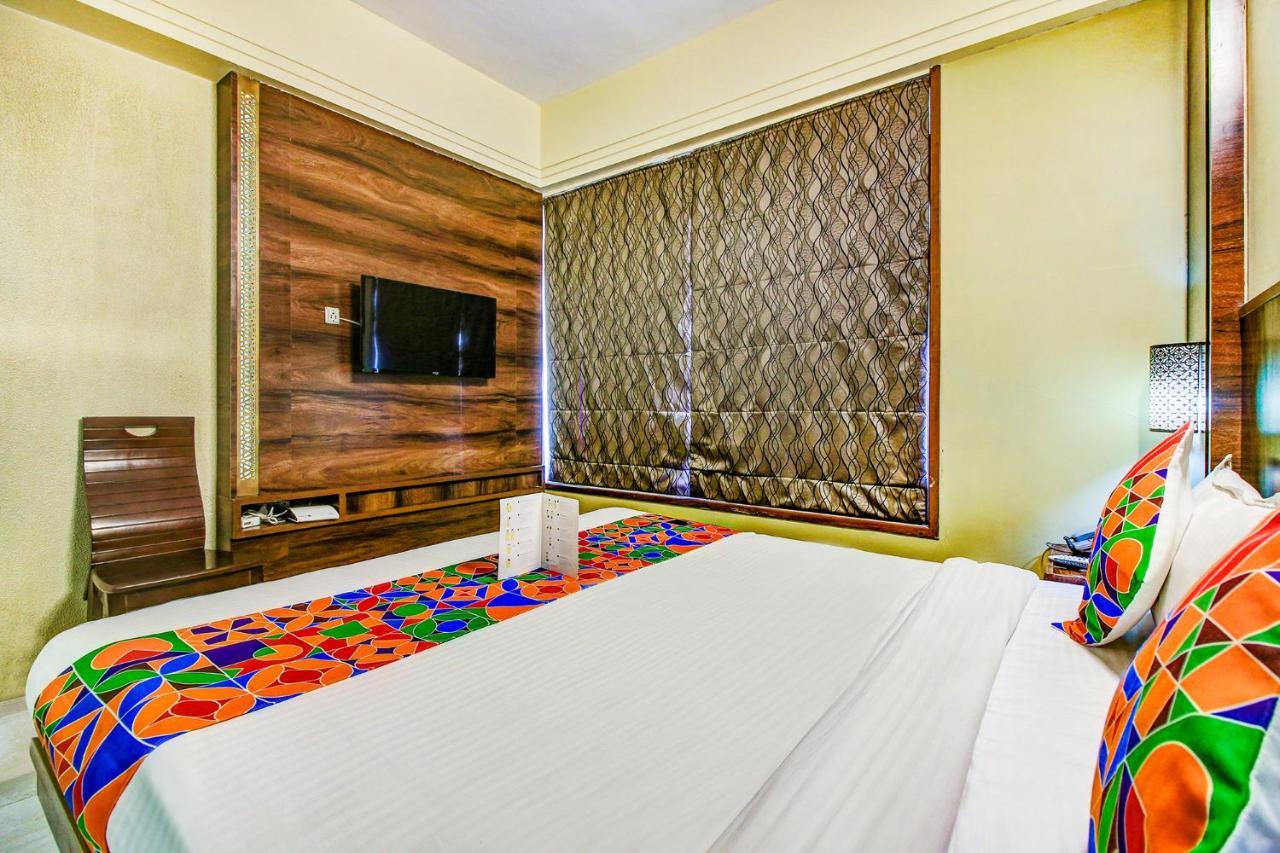 Hotel Crawford Inn Мумбай Екстериор снимка