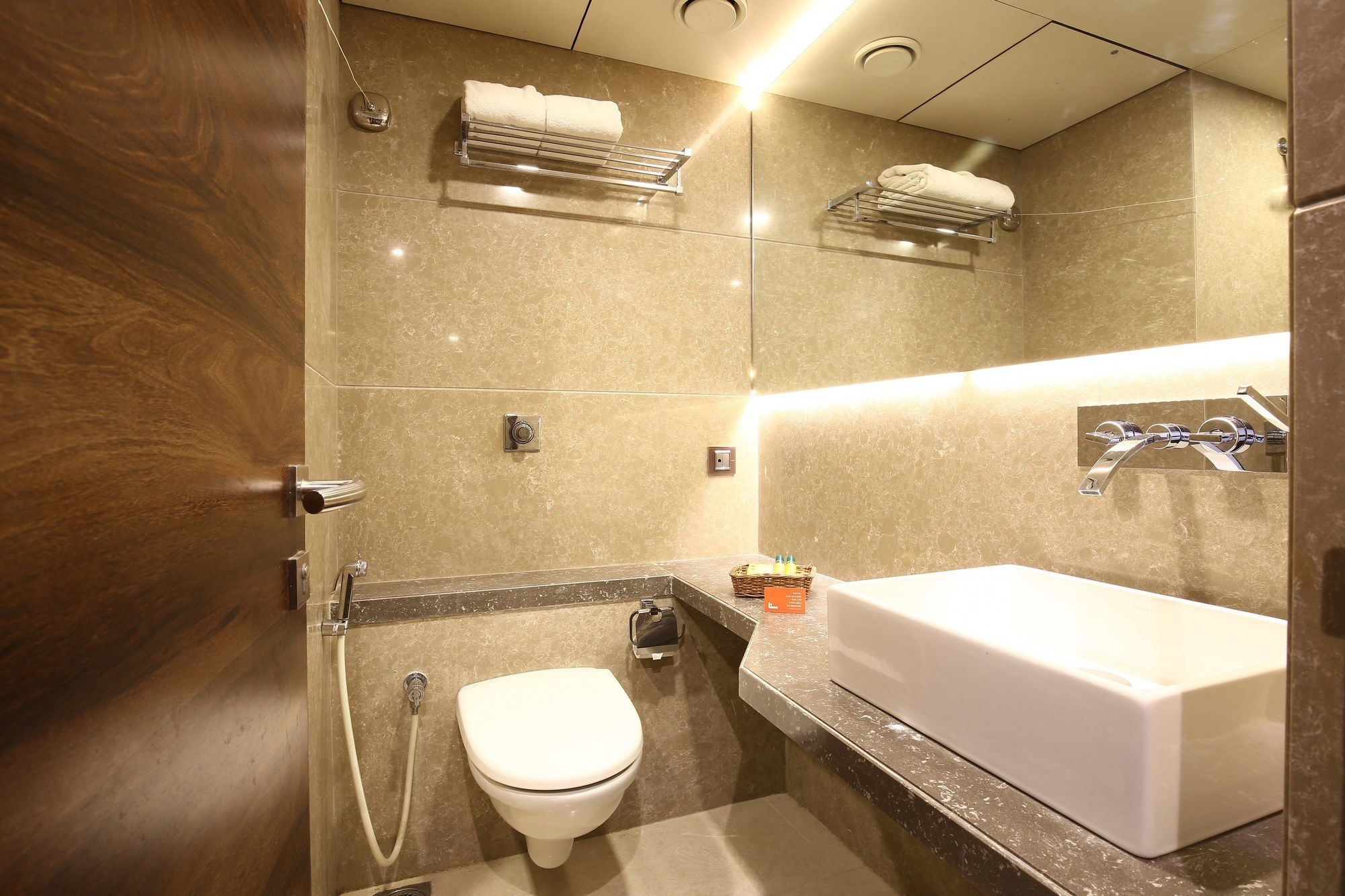Hotel Crawford Inn Мумбай Екстериор снимка
