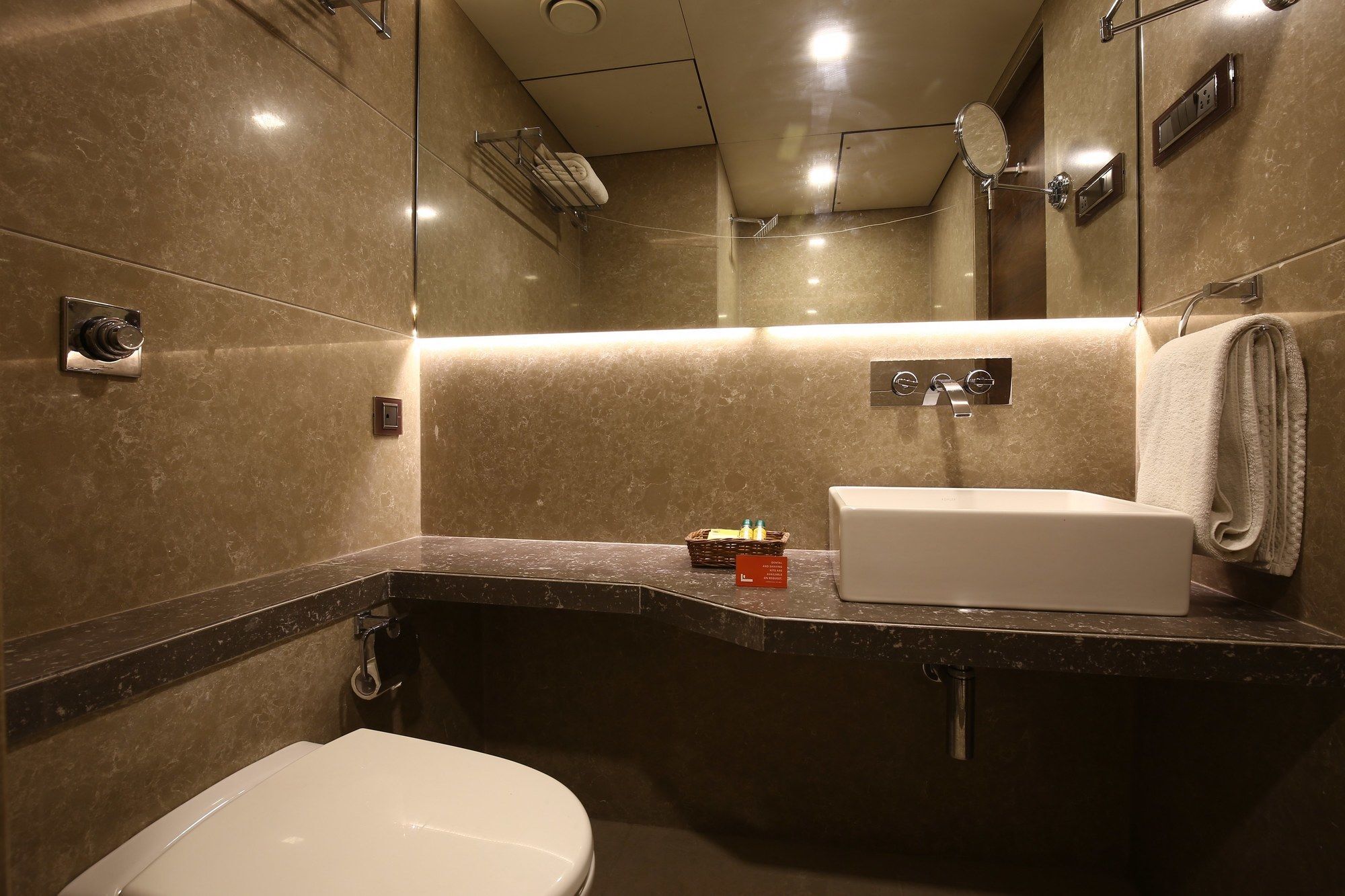 Hotel Crawford Inn Мумбай Екстериор снимка