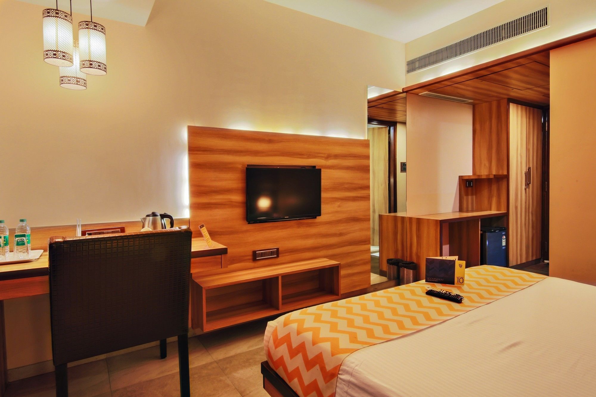 Hotel Crawford Inn Мумбай Екстериор снимка