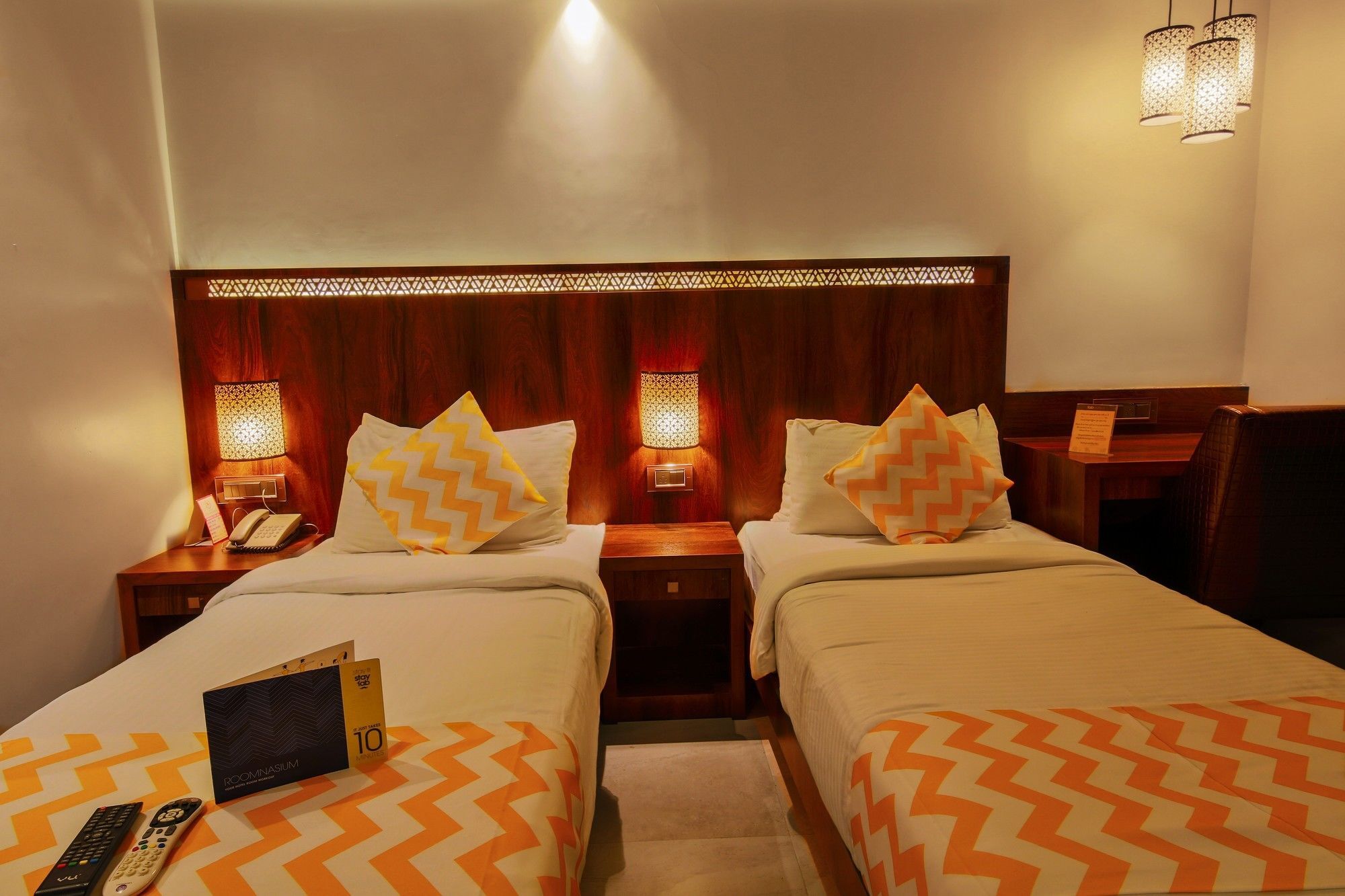 Hotel Crawford Inn Мумбай Екстериор снимка