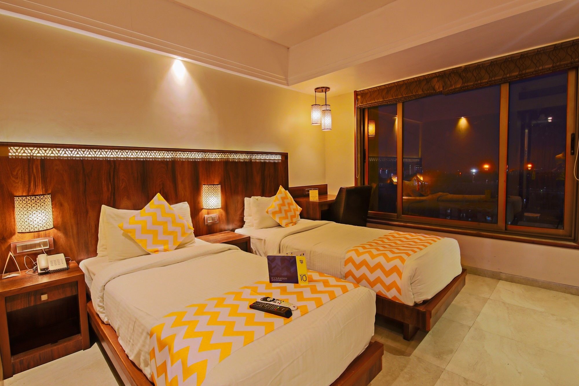 Hotel Crawford Inn Мумбай Екстериор снимка