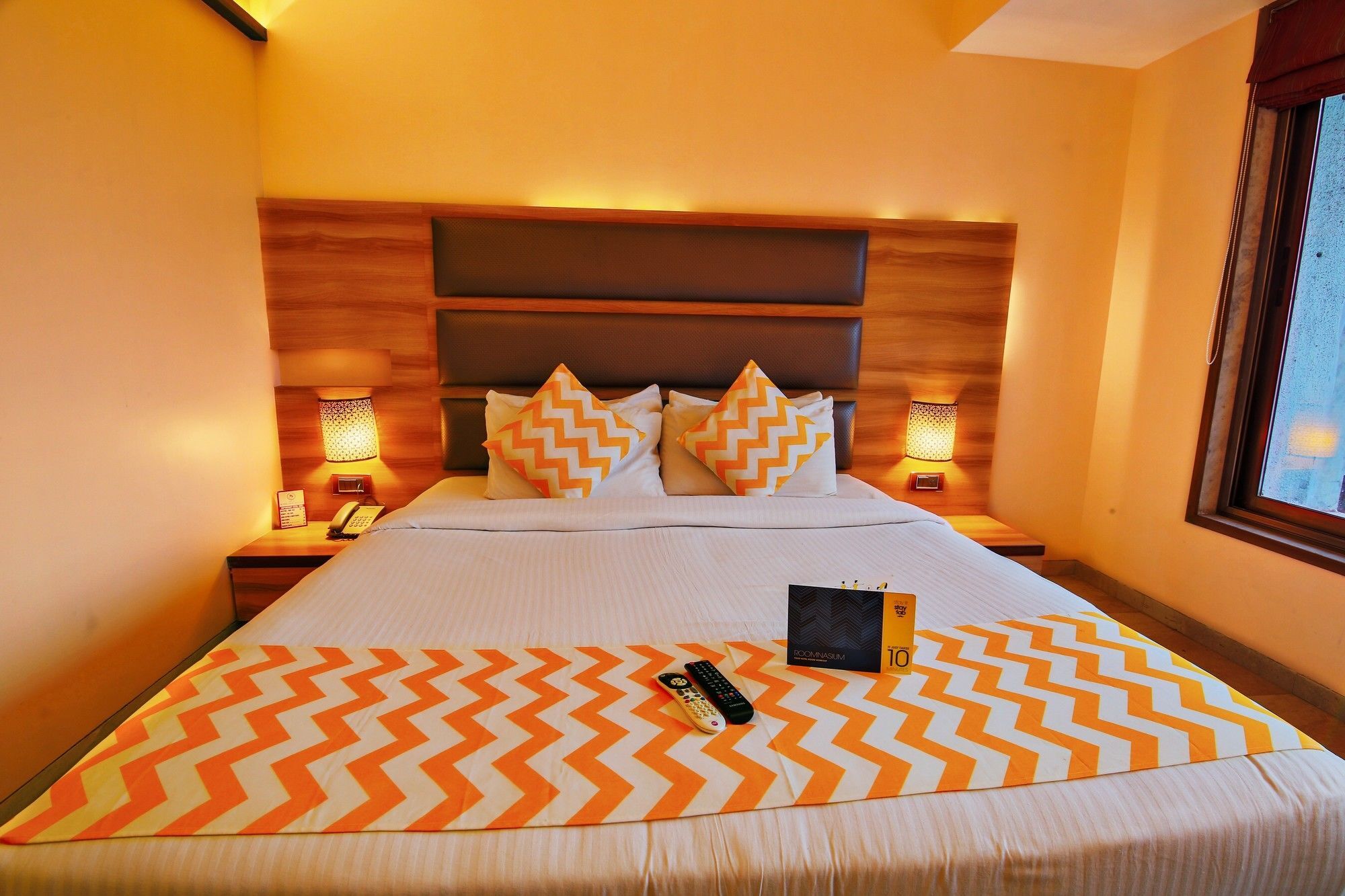 Hotel Crawford Inn Мумбай Екстериор снимка
