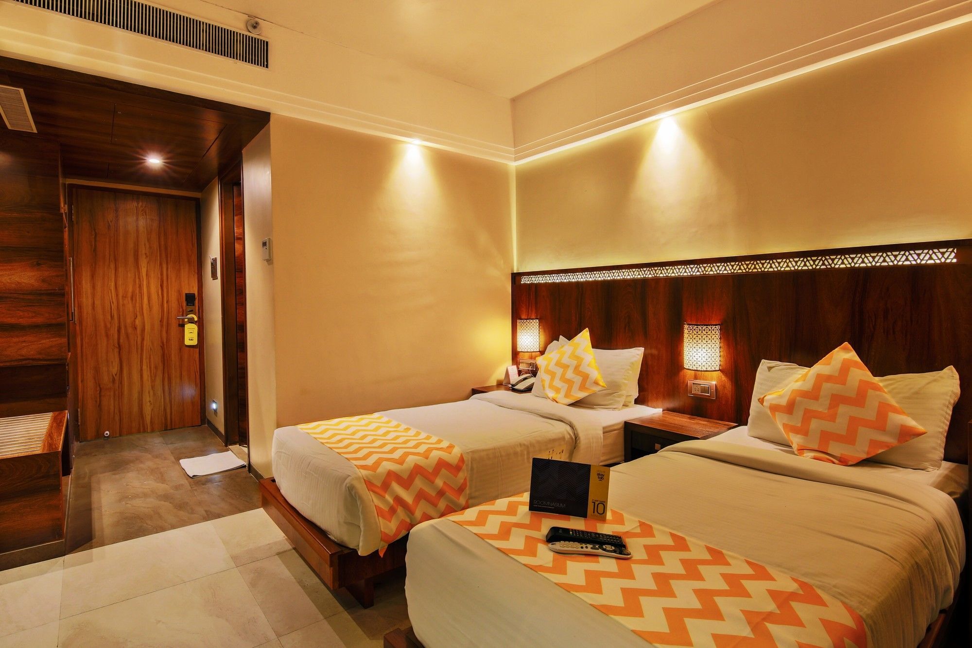 Hotel Crawford Inn Мумбай Екстериор снимка