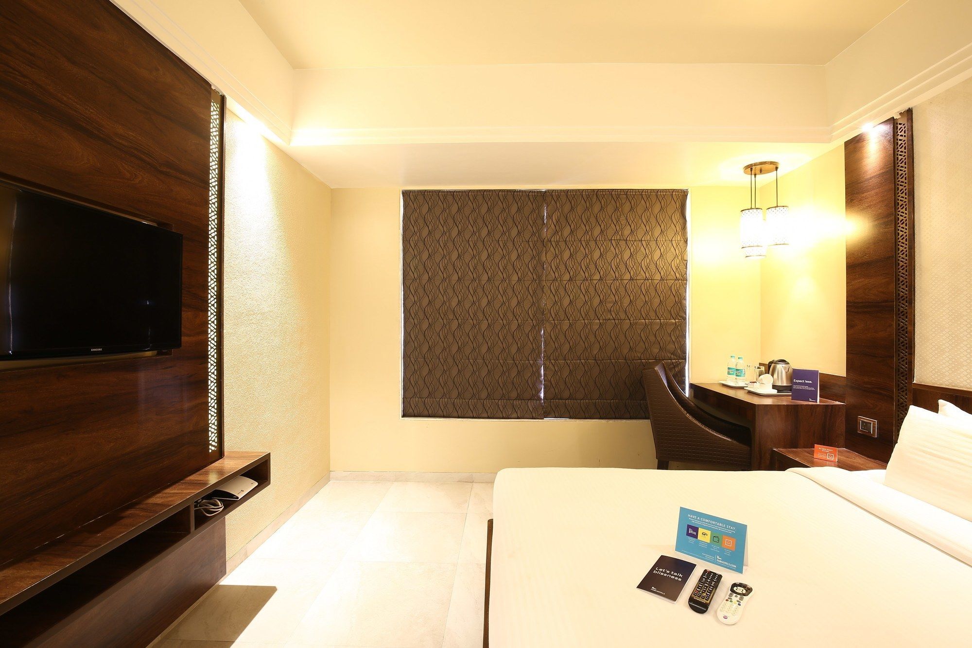 Hotel Crawford Inn Мумбай Екстериор снимка