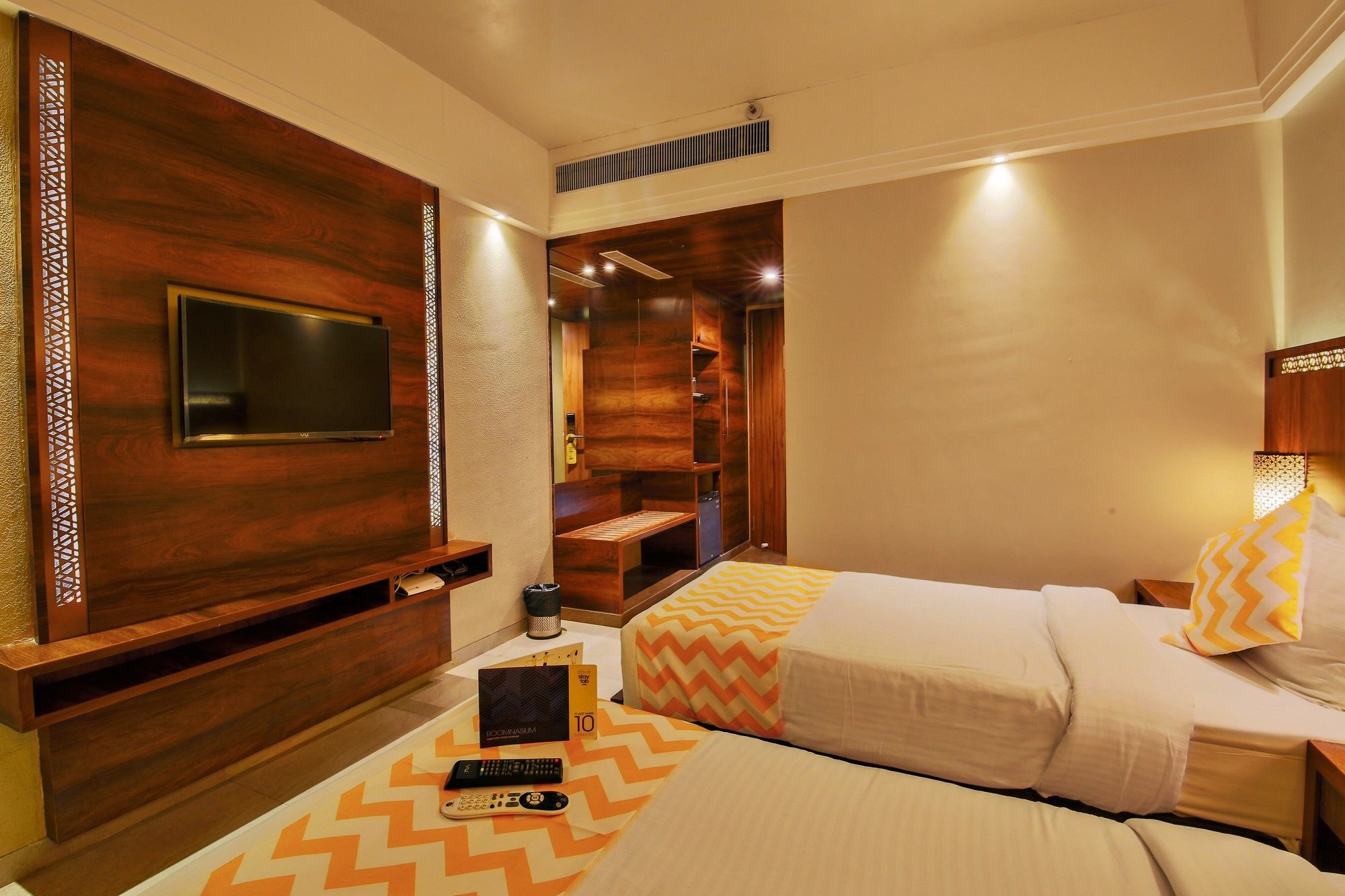 Hotel Crawford Inn Мумбай Екстериор снимка