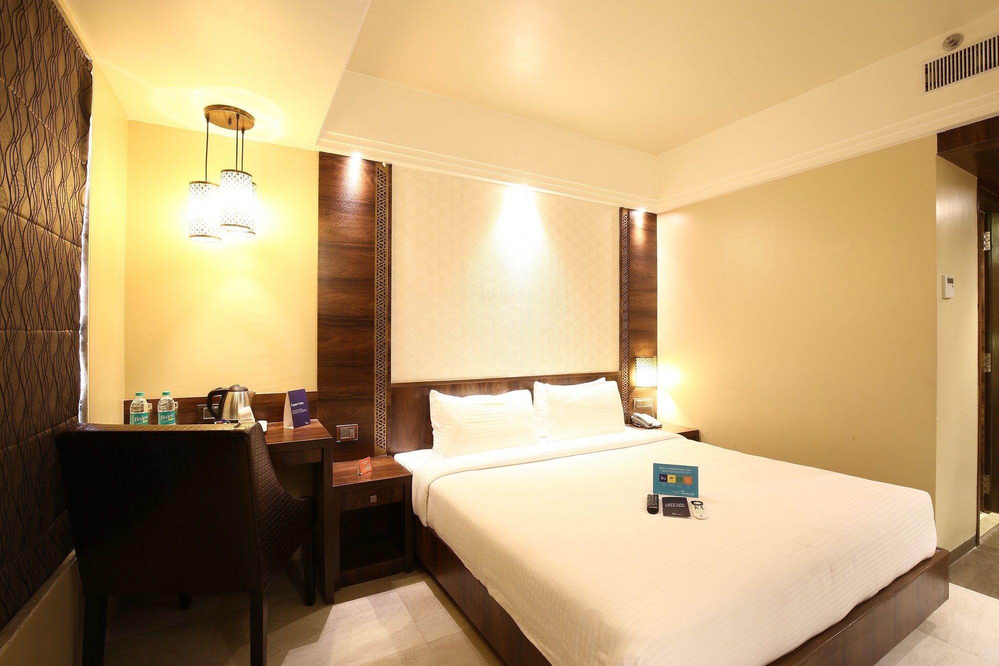 Hotel Crawford Inn Мумбай Екстериор снимка